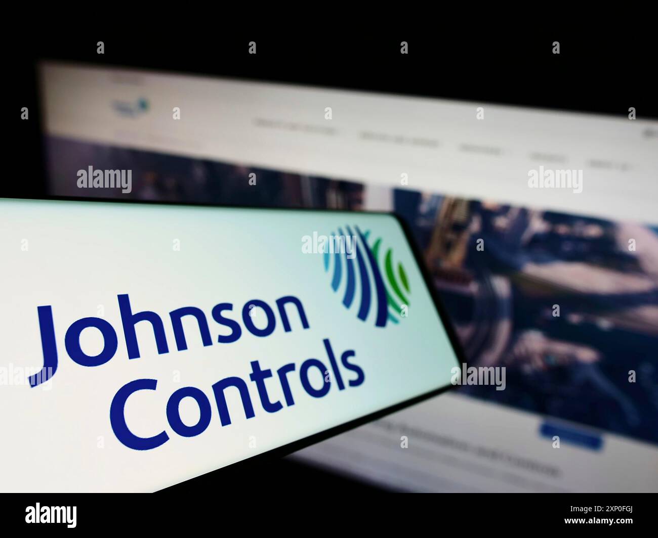 Stuttgart, Deutschland, 03.12.2022: Smartphone mit Logo der Firma Johnson Controls International plc (JCI) auf dem Bildschirm vor der Business-Website. Stockfoto