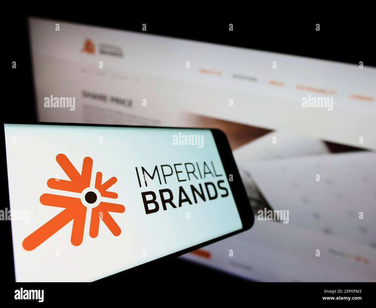 Stuttgart, Deutschland, 03.12.2022: Smartphone mit Logo des britischen Tabakunternehmens Imperial Brands plc auf dem Bildschirm vor der Business-Website. Konzentrieren Sie sich auf Stockfoto