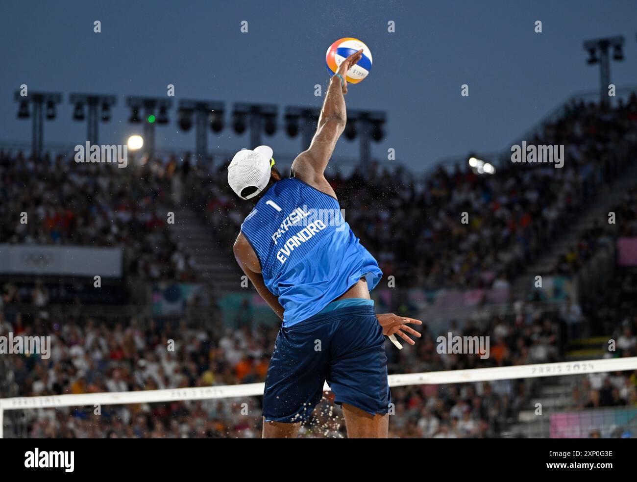 PARIS (FRANCA), 27/07/2024 - OLIMPIADAS / ESPORTE / volei de praia - A Dupla Evandro e Arthur (Brasilien ) vence mais uma partida e segue classificando nas olimpiadas de Paris . Cjogo na Arena Eiffelturm. Stockfoto