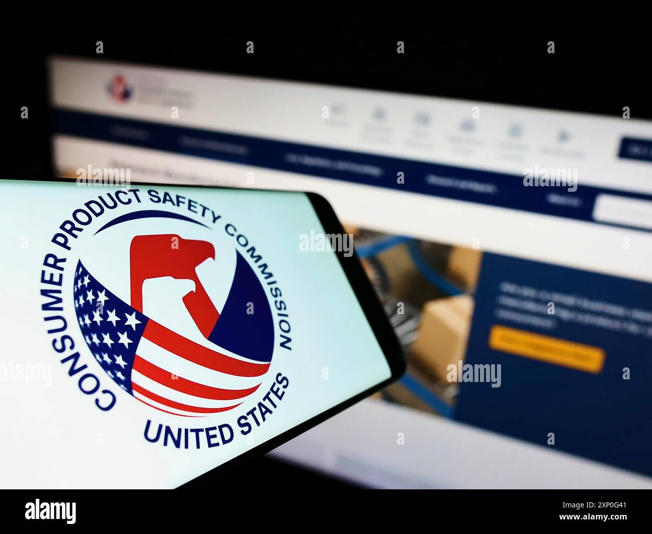 Stuttgart, Deutschland, 03.05.2022: Smartphone mit Logo der United States Consumer Product Safety Commission (USCPSC) auf dem Bildschirm vor der Website. Stockfoto