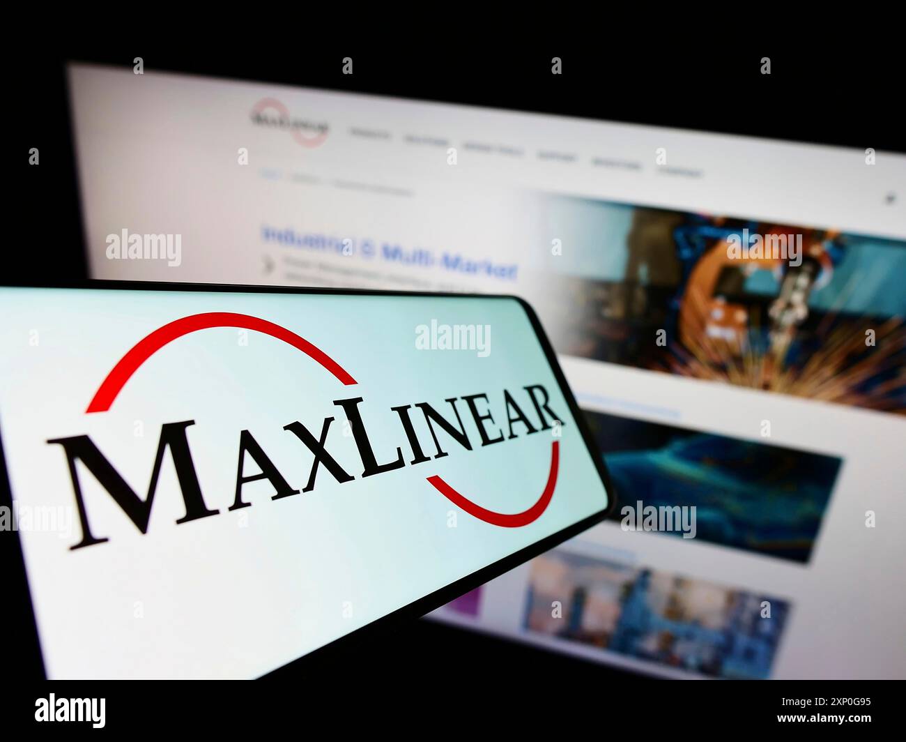 Stuttgart, Deutschland, 05-08-2022: Smartphone mit Logo des amerikanischen Hardwareunternehmens MaxLinear Inc. Auf dem Bildschirm vor der Business-Website. Konzentrieren Sie sich auf Stockfoto