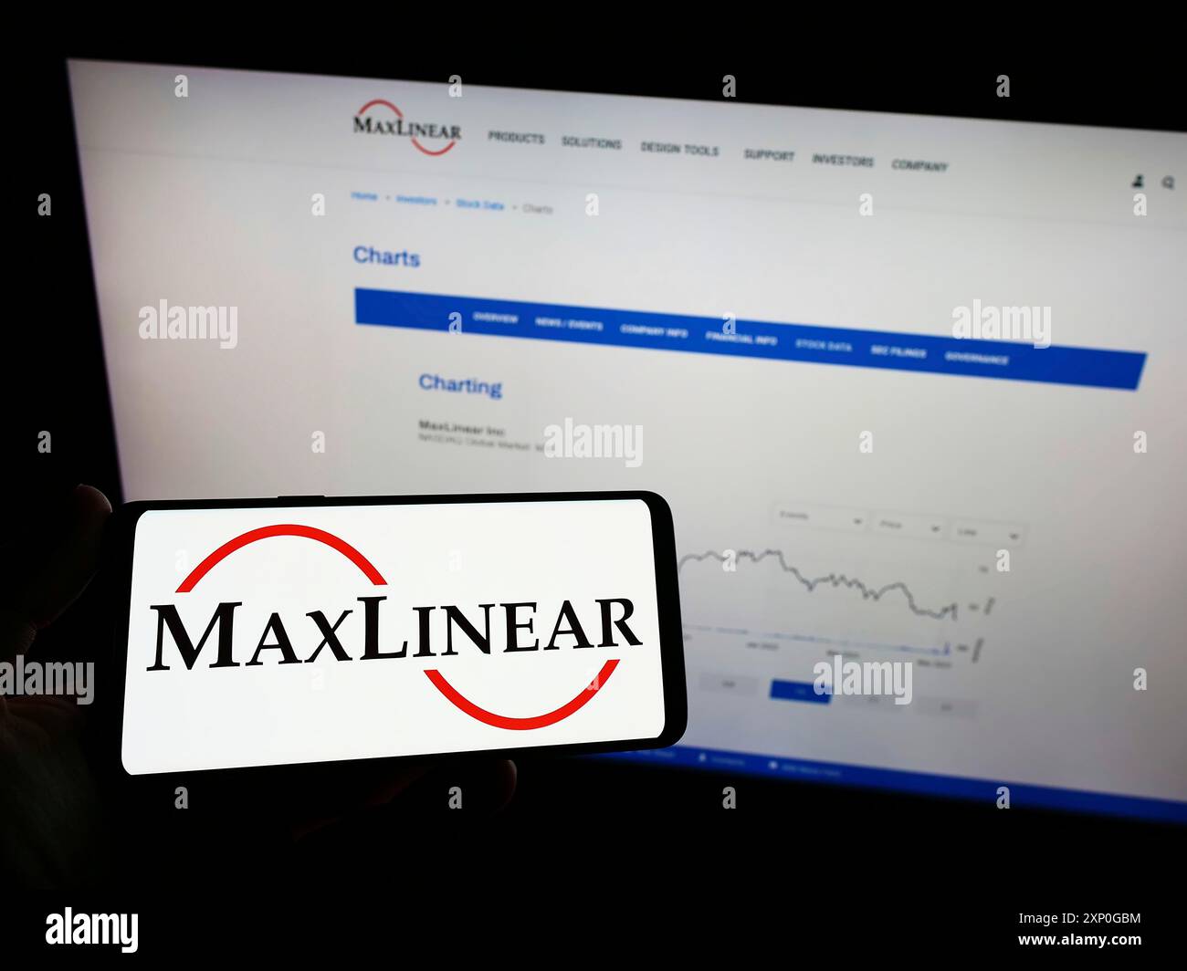 Stuttgart, Deutschland, 05-08-2022: Person, die ein Mobiltelefon mit dem Logo des amerikanischen Hardwareunternehmens MaxLinear Inc. Auf dem Bildschirm vor dem Business Web hält Stockfoto