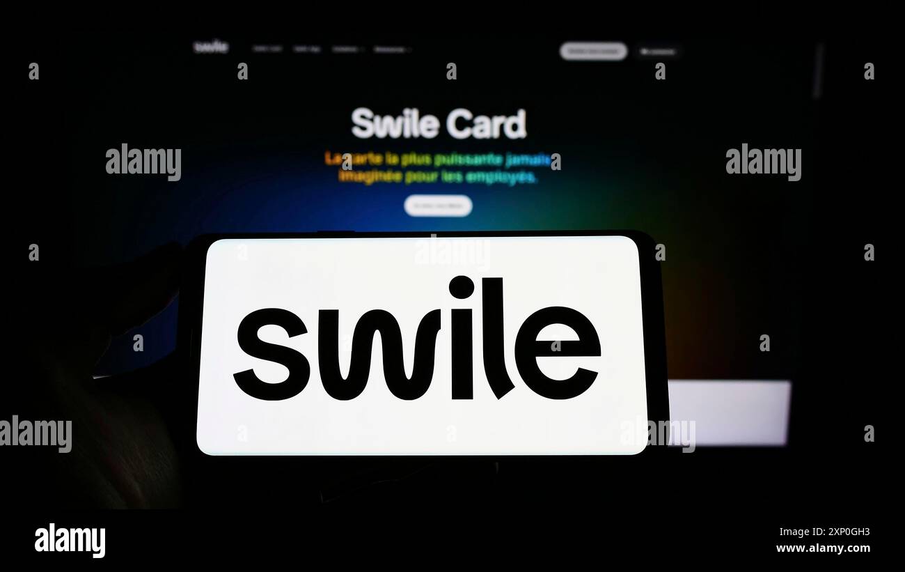 Stuttgart, Deutschland, 05-08-2022: Person, die ein Mobiltelefon mit dem Logo des französischen Digital Solutions-Unternehmens Swile SAS vor dem Geschäft auf dem Bildschirm hält Stockfoto