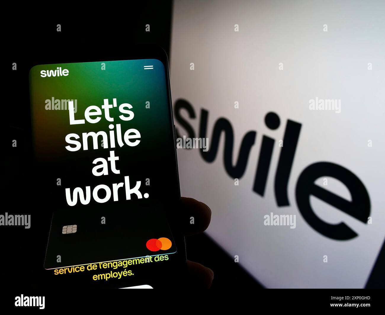 Stuttgart, Deutschland, 05-08-2022: Person, die ein Smartphone hält, mit Website des französischen Digital Solutions-Unternehmens Swile SAS auf dem Bildschirm vor dem Logo. Stockfoto