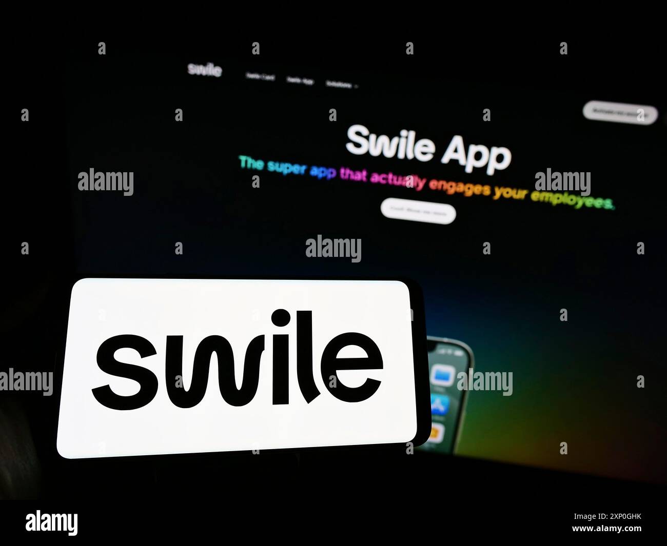 Stuttgart, Deutschland, 05-08-2022: Person, die ein Mobiltelefon mit dem Logo des französischen Digital Solutions-Unternehmens Swile SAS auf dem Bildschirm vor der Webseite hält. Stockfoto