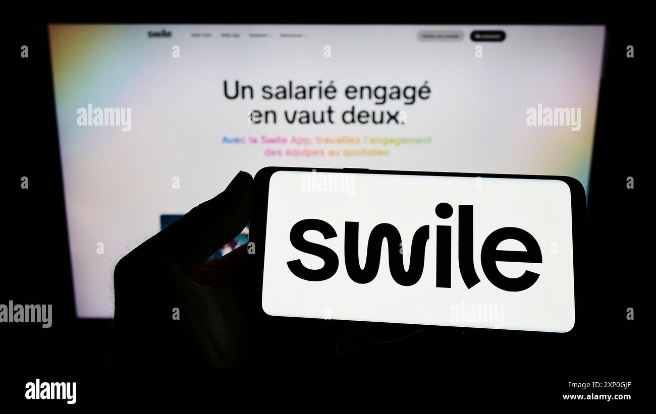 Stuttgart, Deutschland, 05-08-2022: Person, die ein Smartphone mit dem Logo des französischen Digital Solutions-Unternehmens Swile SAS auf dem Bildschirm vor der Website hält. Stockfoto