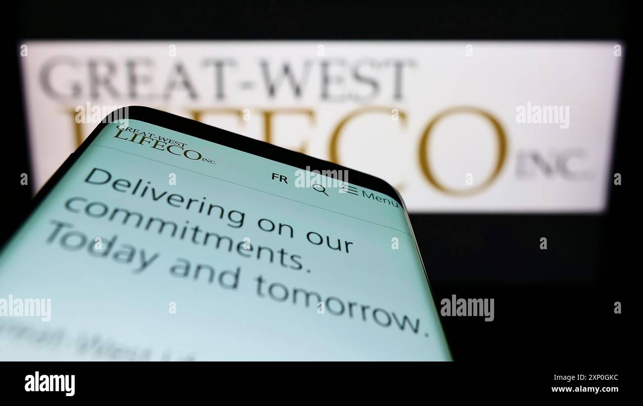 Stuttgart, 26.02.2022: Mobiltelefon mit Webseite der kanadischen Versicherungsgesellschaft Great-West Lifeco Inc. Auf dem Bildschirm vor dem Logo. Konzentrieren Sie sich auf Stockfoto