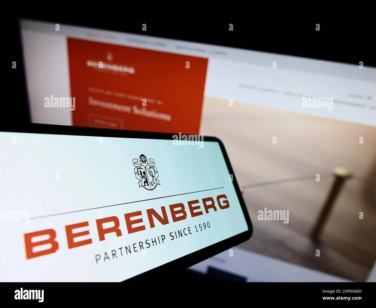 Smartphone mit Logo der deutschen Bank Joh. Berenberg, Gossler Co. KG auf dem Bildschirm vor der Business-Website. Konzentrieren Sie sich auf die Mitte rechts auf dem Display des Telefons Stockfoto