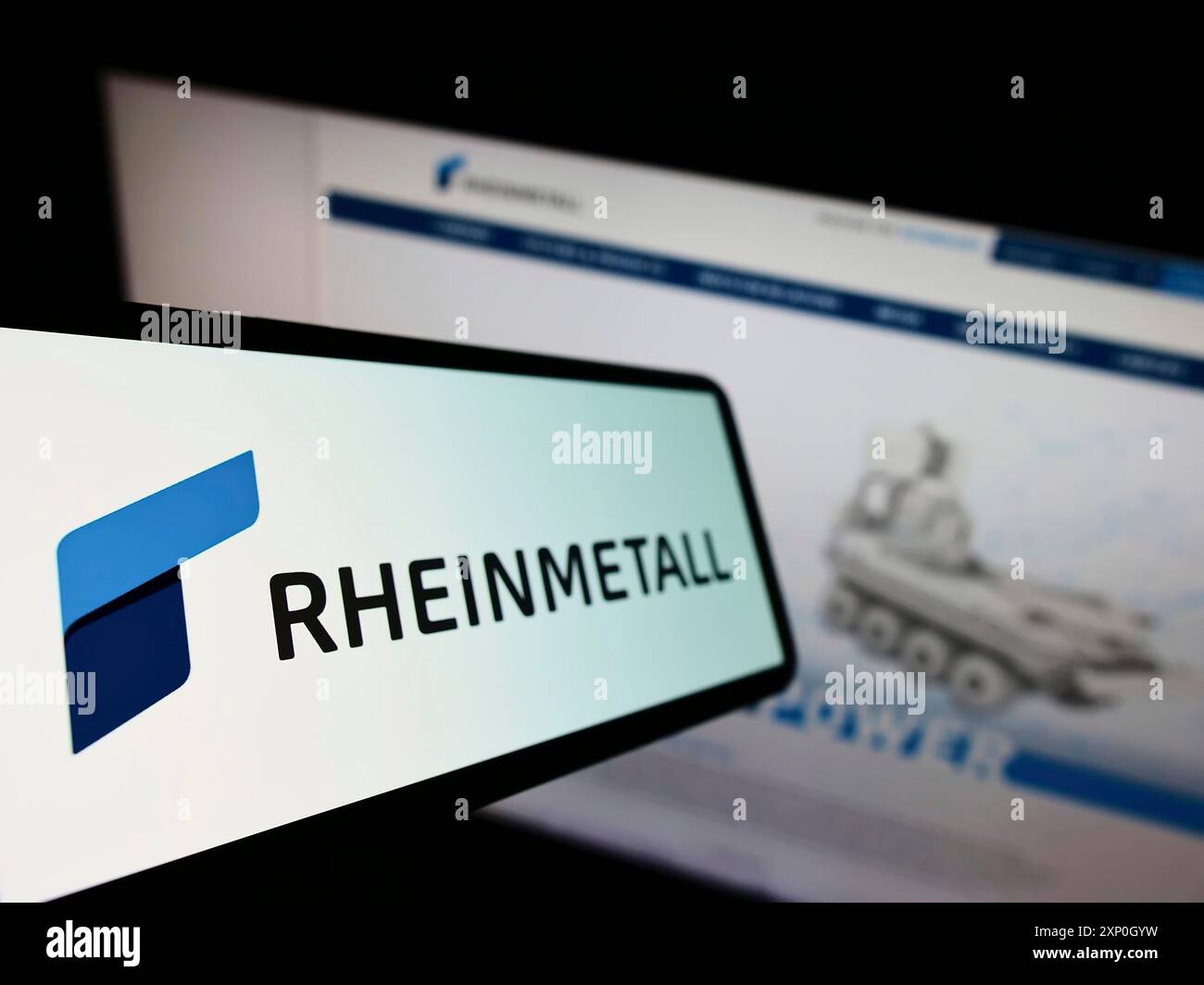 Mobiltelefon mit Logo der deutschen Rüstungsgesellschaft Rheinmetall AG auf dem Bildschirm vor der Business-Website. Fokus auf der linken Seite des Telefondisplays Stockfoto