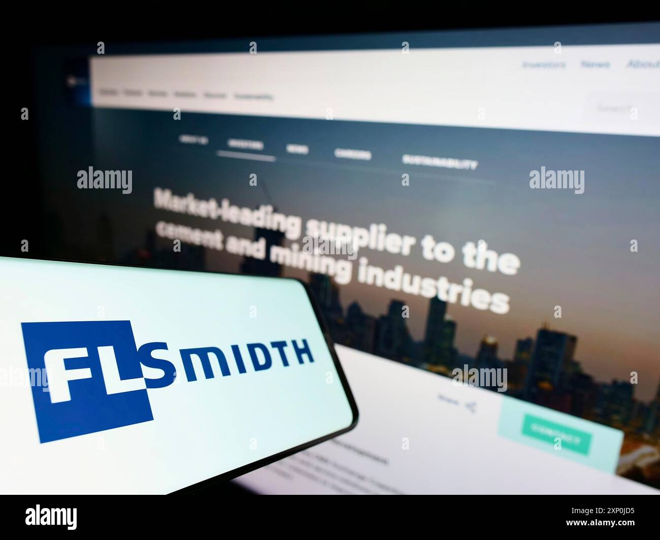 Stuttgart, Deutschland, 01-30-2022: Mobiltelefon mit Logo der dänischen Ingenieurskunst FLSmidth Co. WIE auf dem Bildschirm vor der Business-Website. Konzentrieren Sie sich auf Stockfoto