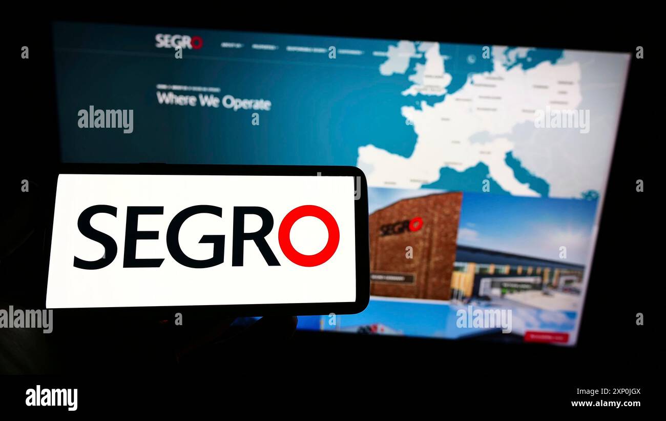 Stuttgart, Deutschland, 29.01.2022: Person, die ein Mobiltelefon mit dem Logo der britischen Immobilieninvestmentgesellschaft SEGRO plc vor dem Geschäft auf dem Bildschirm hält Stockfoto