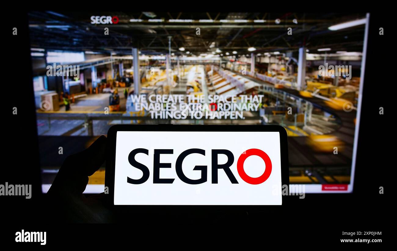 Stuttgart, Deutschland, 29.01.2022: Person, die ein Smartphone mit dem Logo der britischen Investmentgesellschaft SEGRO plc auf dem Bildschirm vor der Website hält. Stockfoto