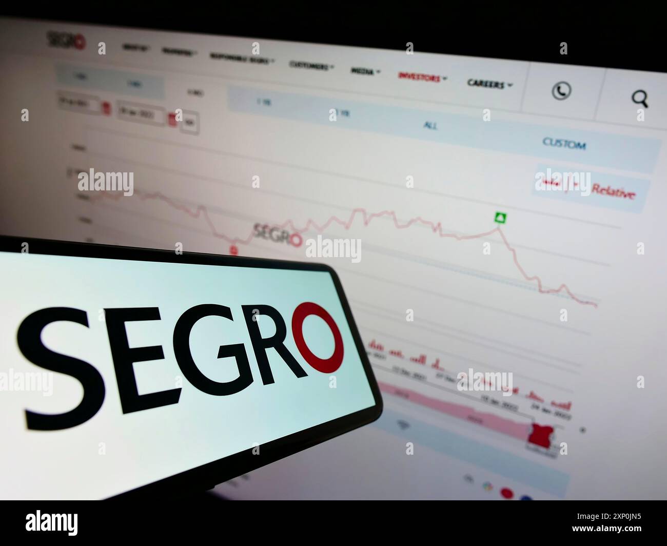 Stuttgart, Deutschland, 29.01.2022: Handy mit Logo der britischen Immobilieninvestmentgesellschaft SEGRO plc auf dem Bildschirm vor der Website. Konzentrieren Sie sich auf Stockfoto