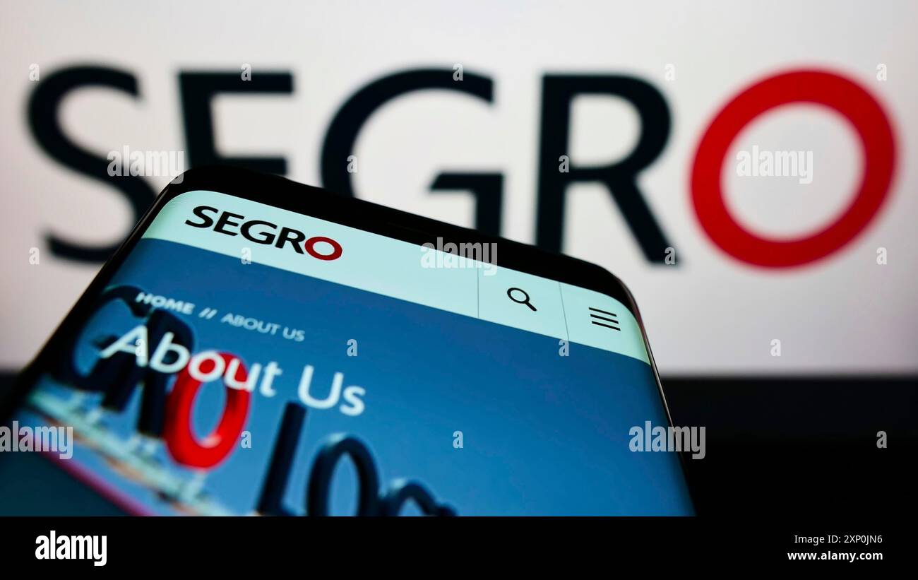 Stuttgart, Deutschland, 29.01.2022: Mobiltelefon mit Webseite der britischen Immobilieninvestmentgesellschaft SEGRO plc auf dem Bildschirm vor dem Logo. Konzentrieren Sie sich auf Stockfoto