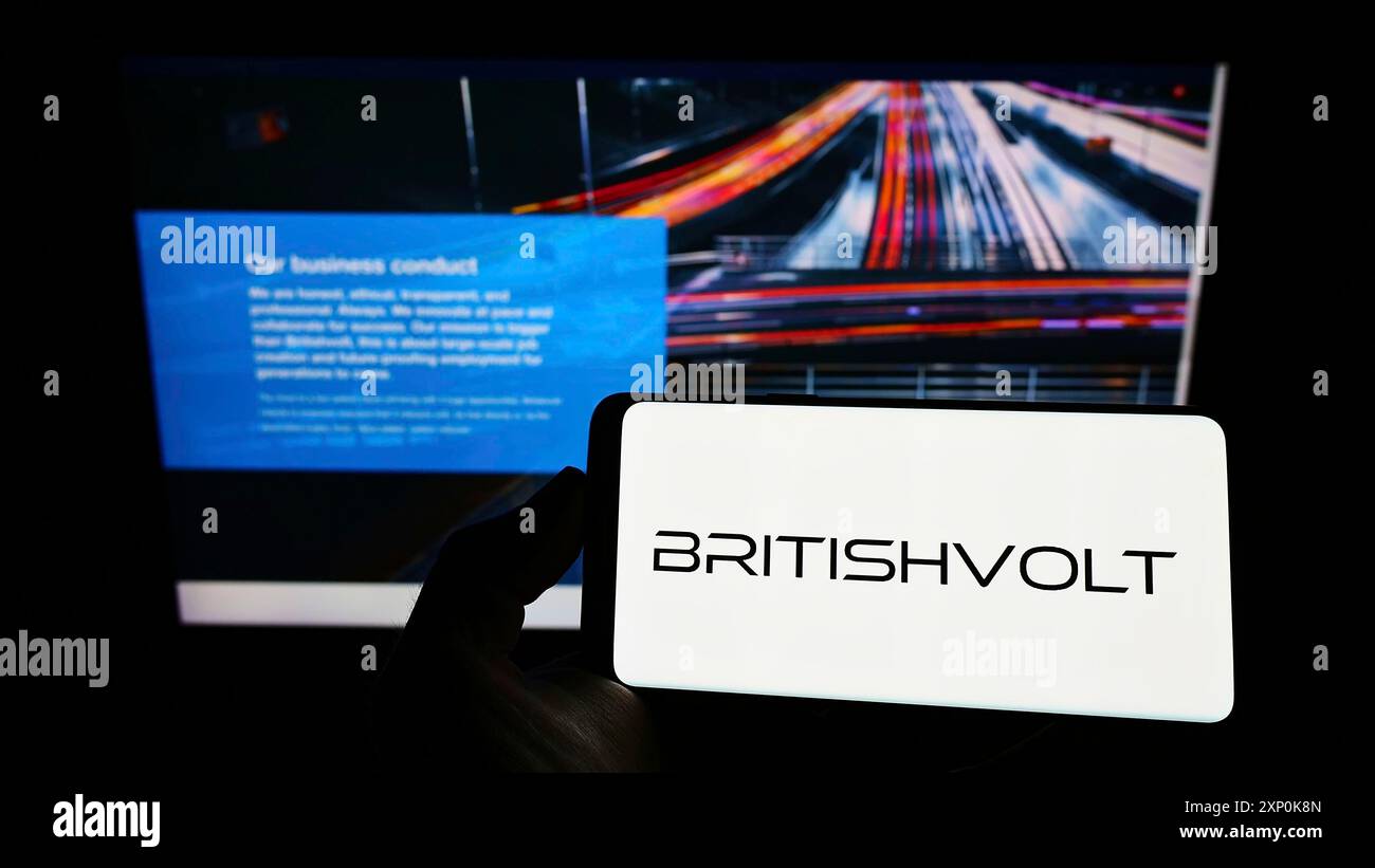 Stuttgart, Deutschland, 22.01.2022: Person, die ein Smartphone mit dem Logo des Akkuunternehmens Power von Britishvolt Limited auf dem Bildschirm vor der Website hält. Stockfoto