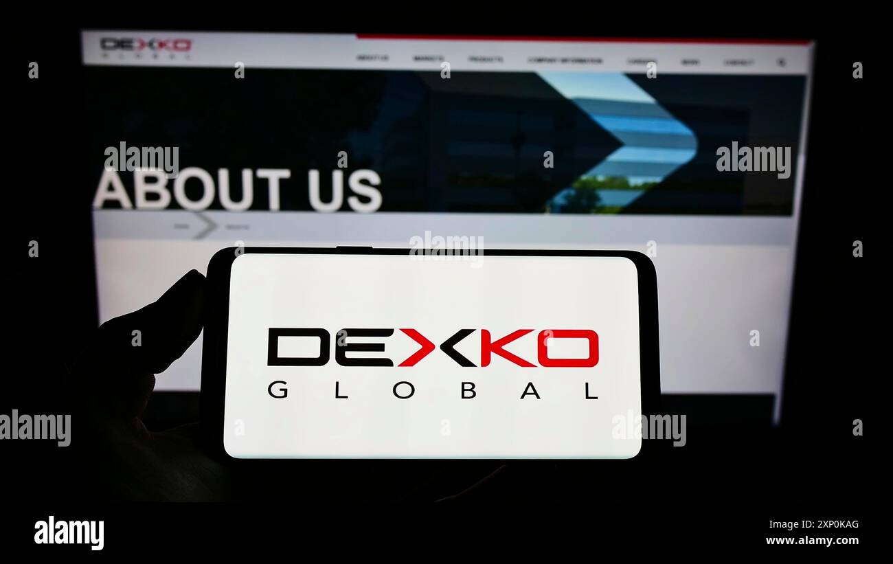 Stuttgart, Deutschland, 16.01.2022: Person, die ein Mobiltelefon mit dem Logo des amerikanischen Automobilkonzerns DexKo Global Inc. Auf dem Bildschirm vor dem Internet hält Stockfoto