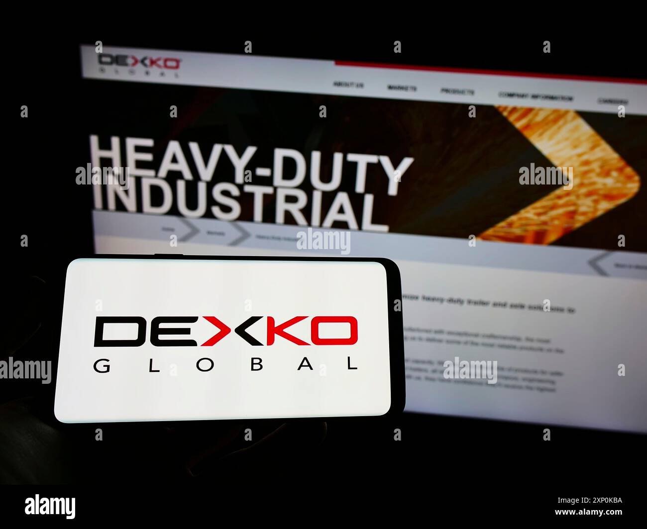 Stuttgart, Deutschland, 16.01.2022: Person, die ein Mobiltelefon mit dem Logo des US-amerikanischen Automobilkonzerns DexKo Global Inc. Auf dem Bildschirm vor der Unternehmenswebseite hält. Stockfoto