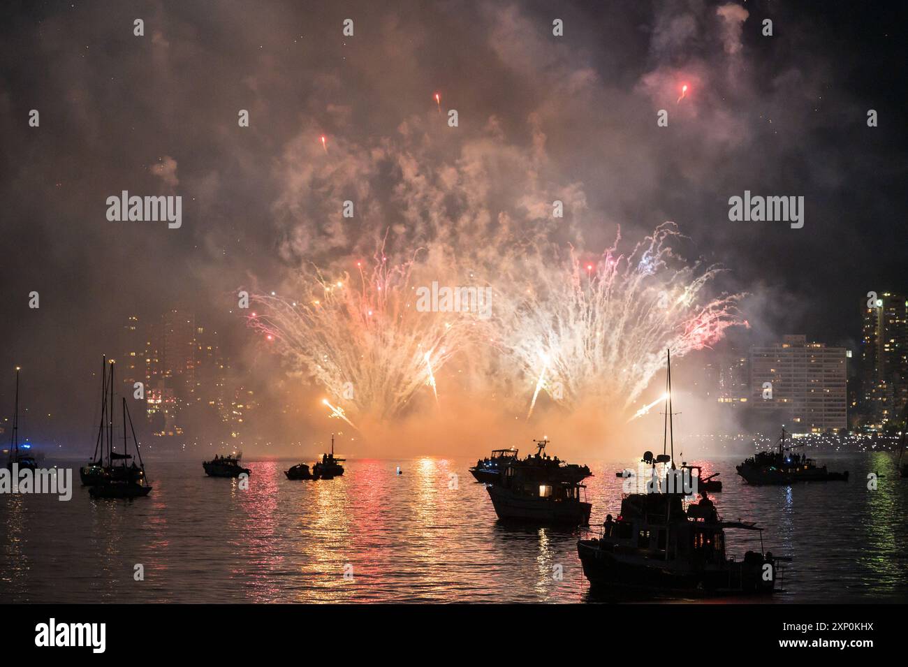 Vergnügungsboote in English Bay Beobachten Sie das Feuerwerk des Festivals der Lichter. Vancouver BC, Kanada. Stockfoto