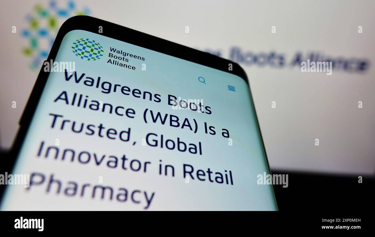 Stuttgart, Deutschland, 01.08.2022: Smartphone mit Website des amerikanischen Pharmaunternehmens Walgreens Boots Alliance Inc. Auf dem Bildschirm vor dem Logo. Fokus Stockfoto