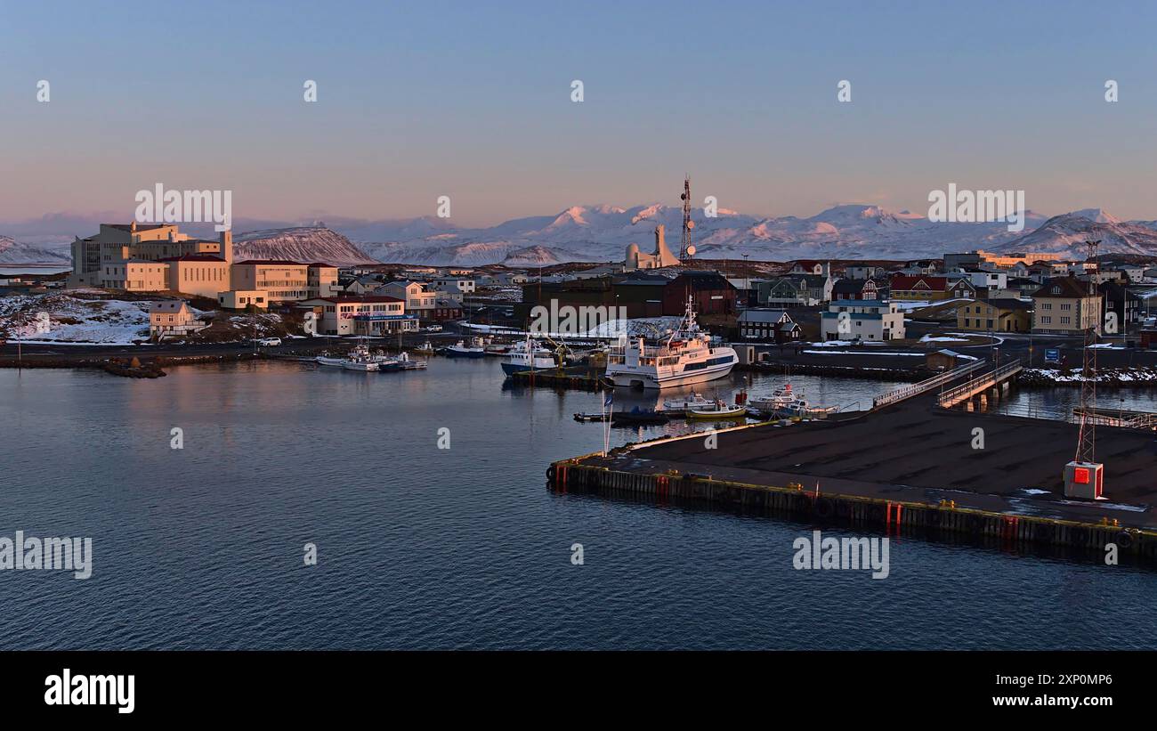 Stykkisholmur, Island, 03-30-2021: Wunderschöner Blick auf den Hafen des kleinen Fischerdorfes Stykkisholmur an der Küste des Breioafjoerour Fjords in der Stockfoto