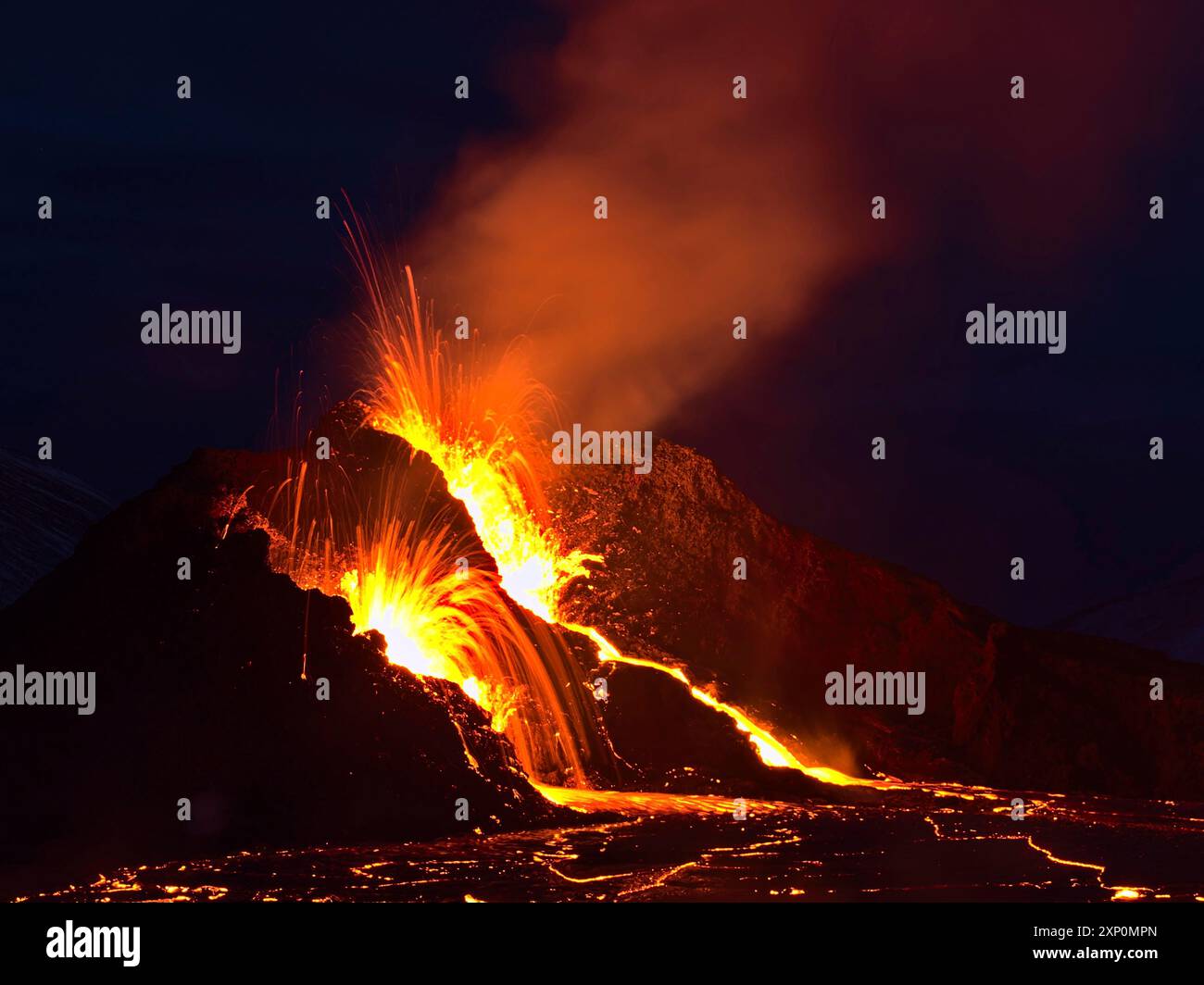 Atemberaubender Blick auf den Vulkanausbruch im Geldingadalir Tal in der Nähe des Fagradalsfjall Berges, Grindavik, Reykjanes, Südwesten Islands Stockfoto