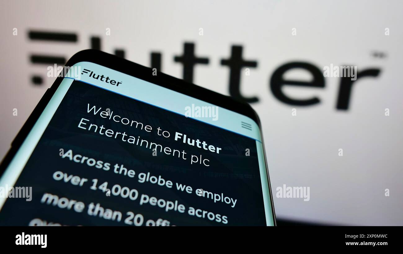 Stuttgart, Deutschland, 01.06.2022: Smartphone mit Website des irischen Buchmachers Flutter Entertainment plc auf dem Bildschirm vor dem Logo. Konzentrieren Sie sich auf Stockfoto