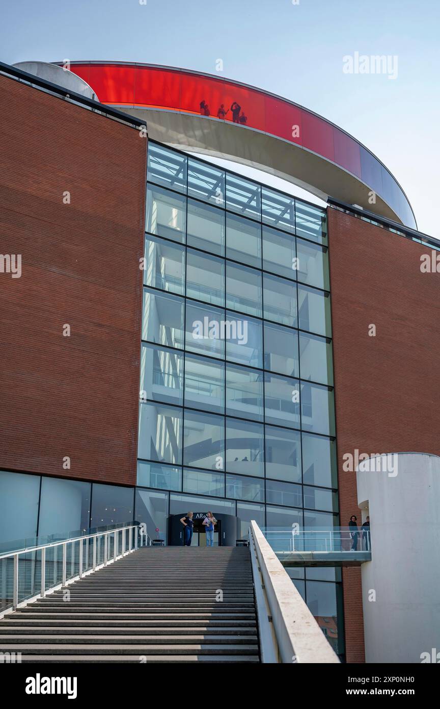 AROs Kunstmuseum in Aarhus, niedriger Blickwinkel, Menschen, die durch einen bunten Tunnel gehen, vertikale Aufnahme mit Treppe vor Stockfoto