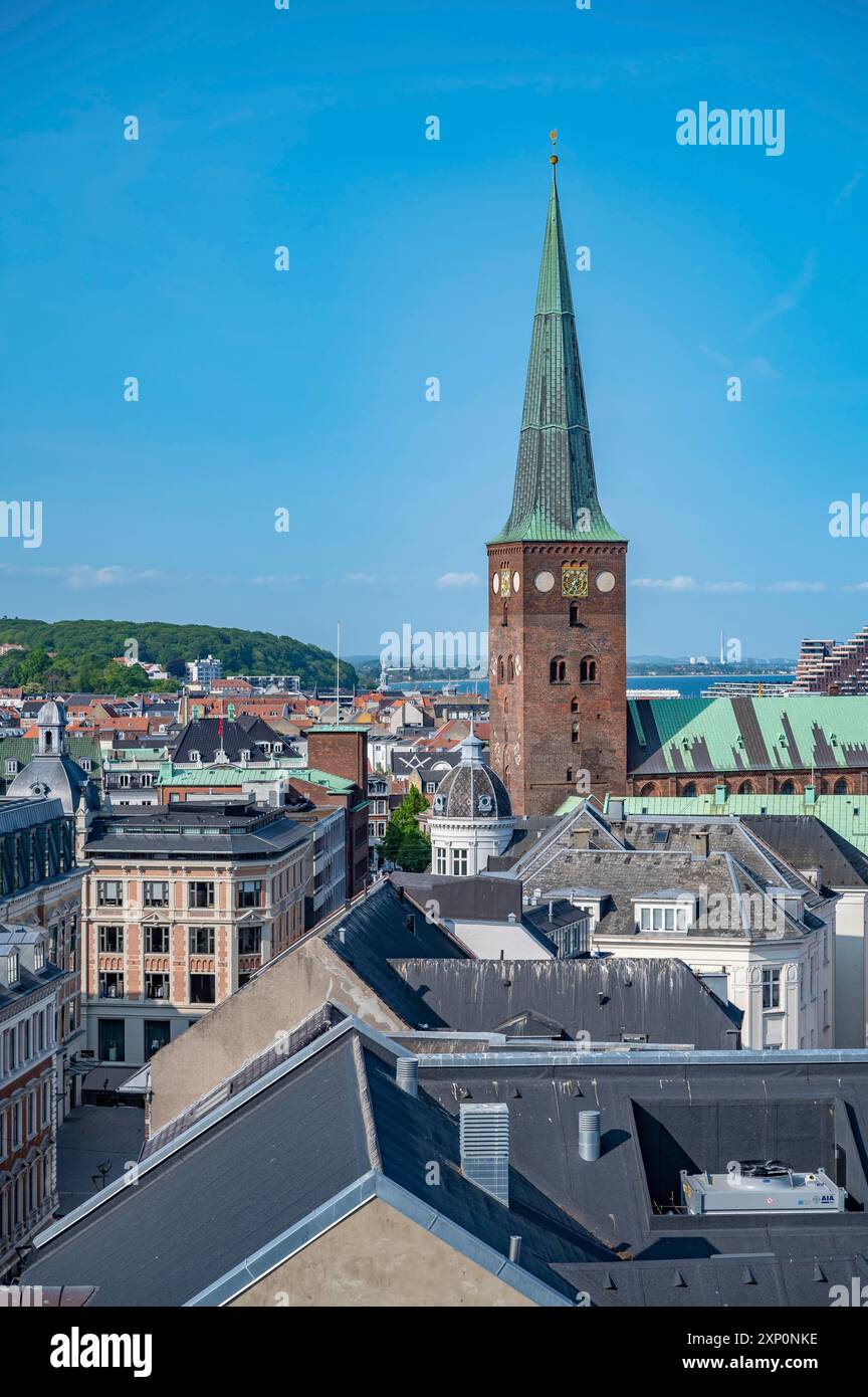 Aarhus Kathedrale, Drohnenschuss, Seitenansicht aus der Entfernung, Dänemark, vertikale Aufnahme Stockfoto