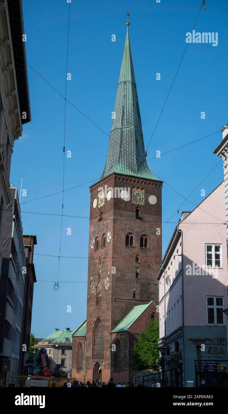 Kirchturm der Kathedrale von Aarhus, vertikale Aufnahme, Aarhus Dänemark Stockfoto