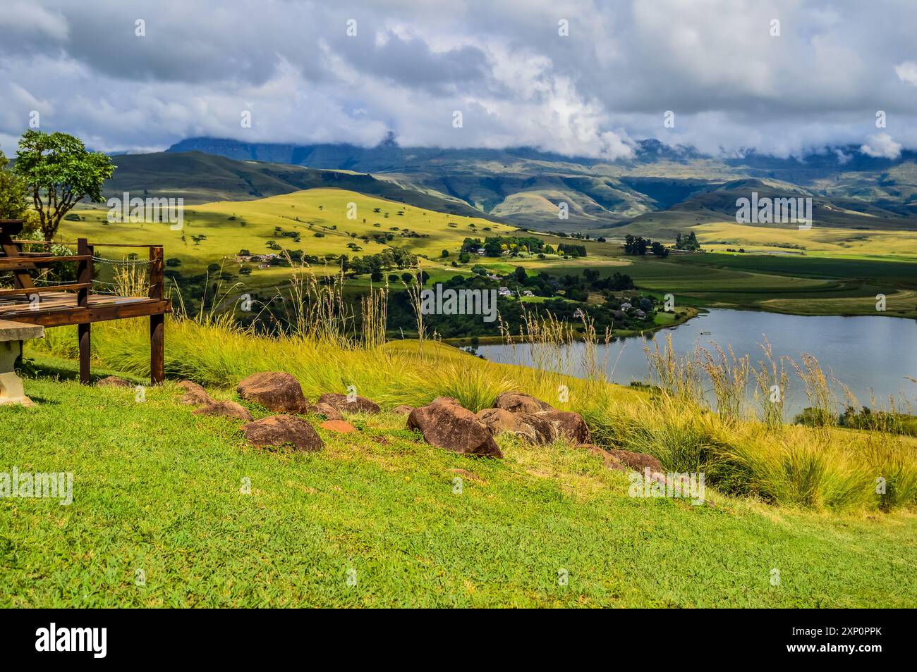 Drakensberger Berghang und Glockenturm Staudamm um Cathkin Peak Stockfoto