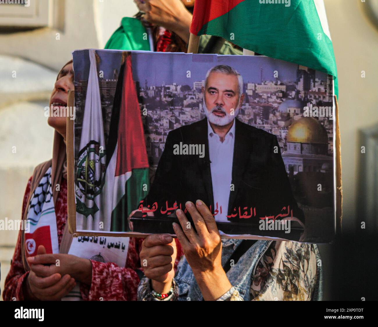 Tunis, Tunesien. August 2024. Tunis, Tunesien. August 2024. Im Zentrum der tunesischen Hauptstadt findet ein Protest statt, um die Ermordung des Politbüros der Hamas Ismail Haniyeh zu verurteilen. Die tunesischen Behörden haben die Ermordung von Ismail Haniyeh am Mittwochmorgen in Teheran aufs Schärfste verurteilt. Das tunesische außenministerium gab am Mittwochabend eine Erklärung ab, in der es um das Attentat als eine der abscheulichen Operationen der Zionistischen Besatzung gegen viele Palästinenser ging, die die Rechte des palästinensischen Volkes verteidigt haben (Credit Imag Stockfoto