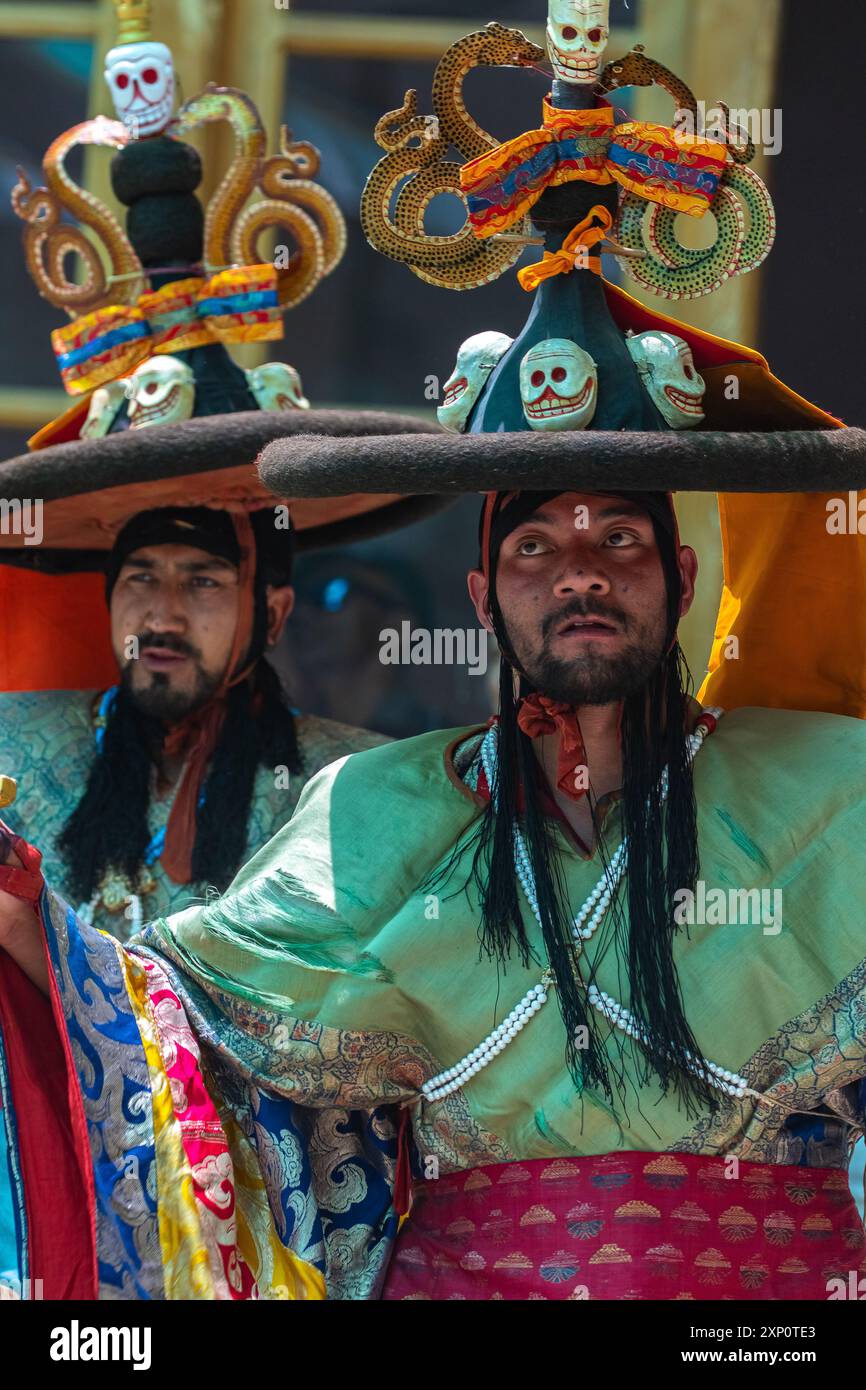 Ein buddhistischer Mann in traditioneller Tracht und Hut bei einem Festival in Leh, Ladakh, Indien am 5. Juli 2024. Stockfoto