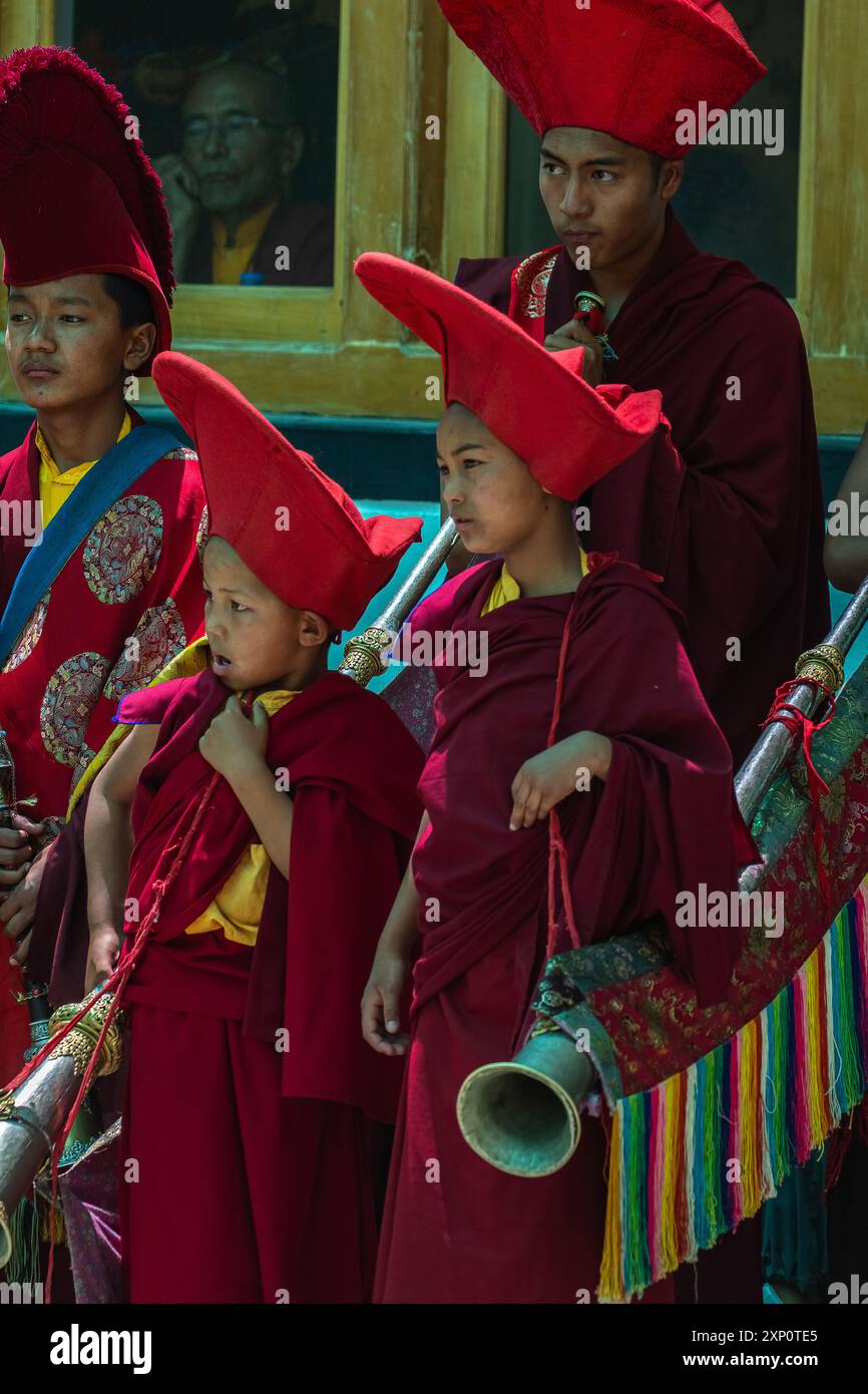 Ladakhi Mönche bei einem Kulturfestival, das Musikinstrumente in traditioneller Form in Leh, Indien, am 5. Juli 2024 spielte Stockfoto