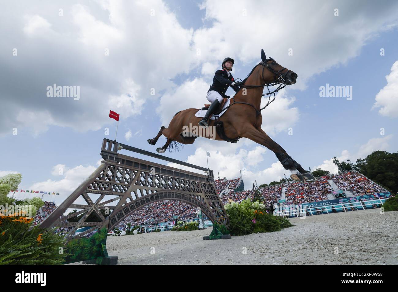 Peking, Frankreich. August 2024. Ben Maher aus Großbritannien, der in Dallas Vegas Batilly reitet, tritt am 2. August 2024 bei den Olympischen Spielen 2024 in Versailles, Frankreich, an. Quelle: Yang Lei/Xinhua/Alamy Live News Stockfoto