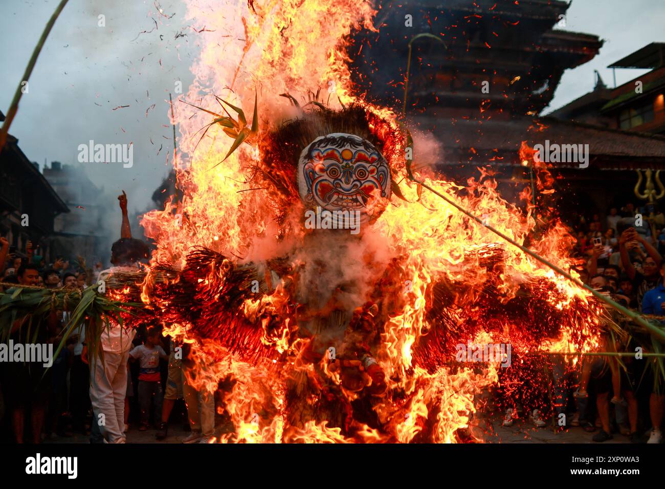 Bhaktapur, Nepal. August 2024. Die Menschen feiern das Ghantakarna Festival in Bhaktapur, Nepal, 2. August 2024. Mitglieder der Newar-Gemeinde beobachten das Festival, um böse Geister zu verjagen und Glück einzulösen. Quelle: Sulav Shrestha/Xinhua/Alamy Live News Stockfoto