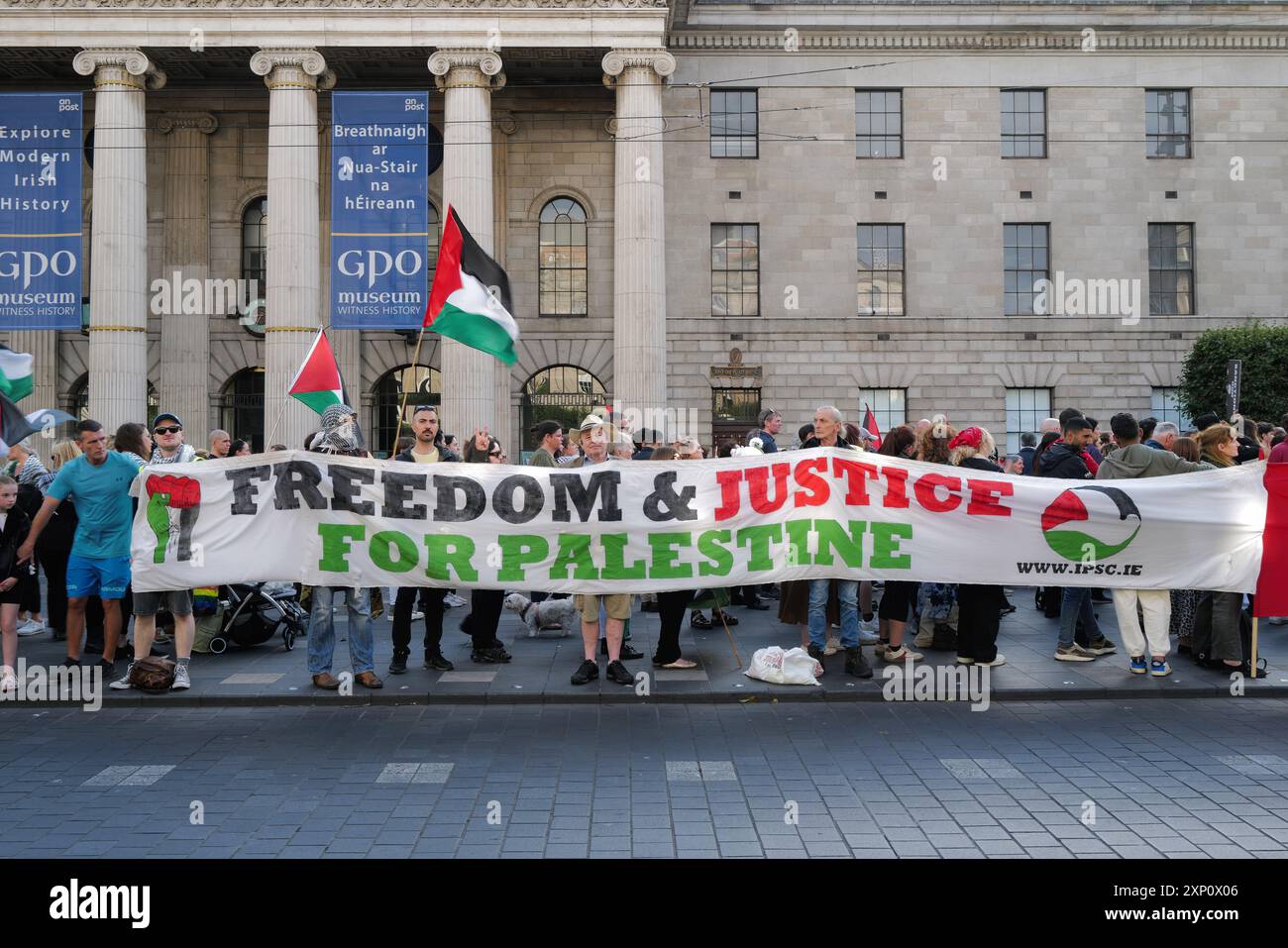 Dublin, Irland. August 2024. Die Demonstranten halten während der Demonstration ein Banner und Fahnen. In Dublin wurde friedlich ein propalästinensischer Protest abgehalten. Eine große Menge marschierte vom Leinster House zum GPO, um gegen 300 Tage israelische Angriffe auf Gaza zu protestieren. Es wurden Forderungen an die irische Regierung gerichtet, dem, was Israel dem palästinensischen Volk tut, ein Ende zu bereiten. Quelle: SOPA Images Limited/Alamy Live News Stockfoto