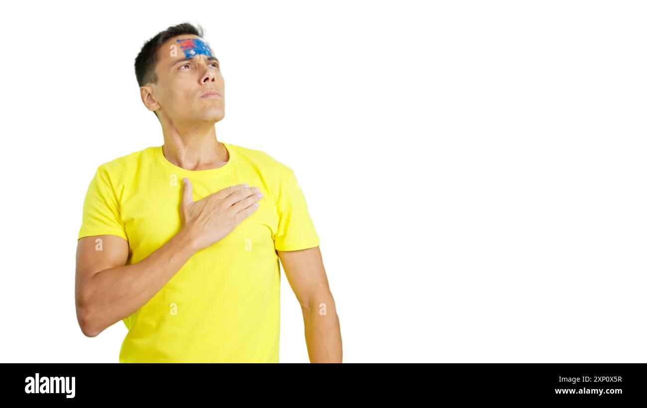 Mann, der die australische Nationalhymne feierlich hört Stockfoto