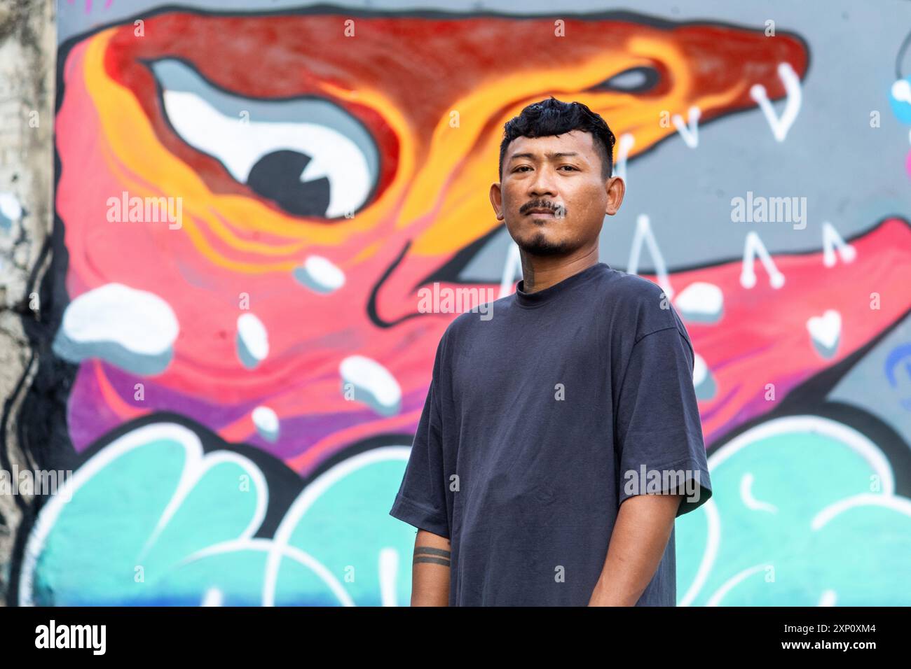 Makoi, ein Cebuano-Straßenkünstler mit seiner farbenfrohen Bestienarbeit in Cebu City, Philippinen Stockfoto