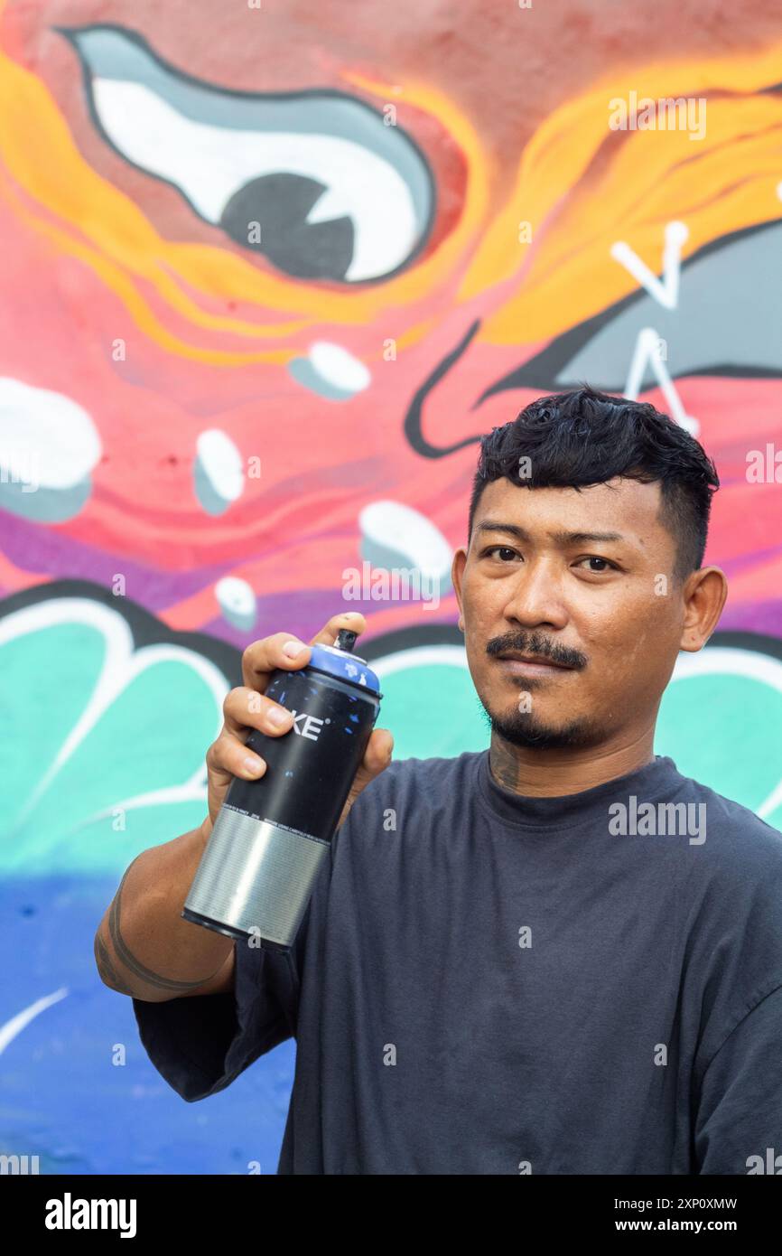 Makoi, ein Cebuano-Straßenkünstler mit seiner farbenfrohen Bestienarbeit in Cebu City, Philippinen Stockfoto