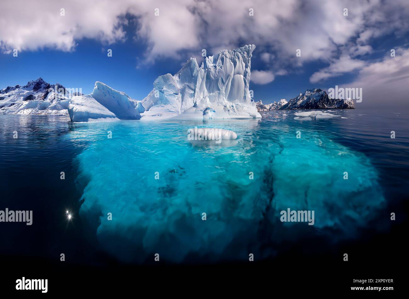 Eisberge schwimmen im Meer vor der Küste der Antarktis. Stockfoto