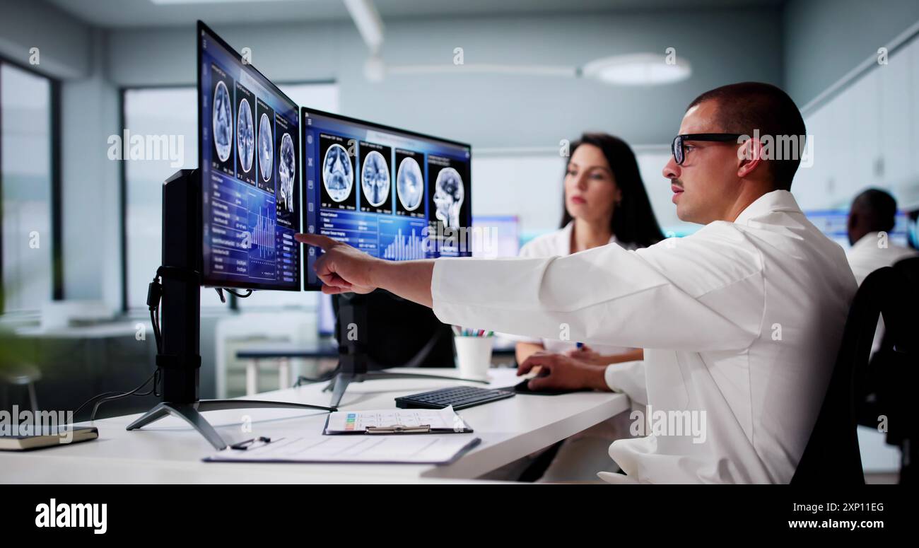 Ärzte in der Klinik, die sich einen MRT-Scan des Gehirns ansehen. Neurologische Diagnostik Stockfoto