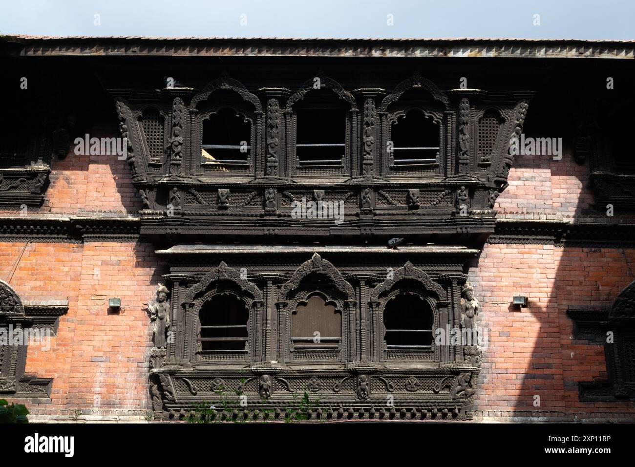 Geschnitzte Fassaden, die typisch für die Architektur des Kathmandu-Durbar-Platzes sind Stockfoto