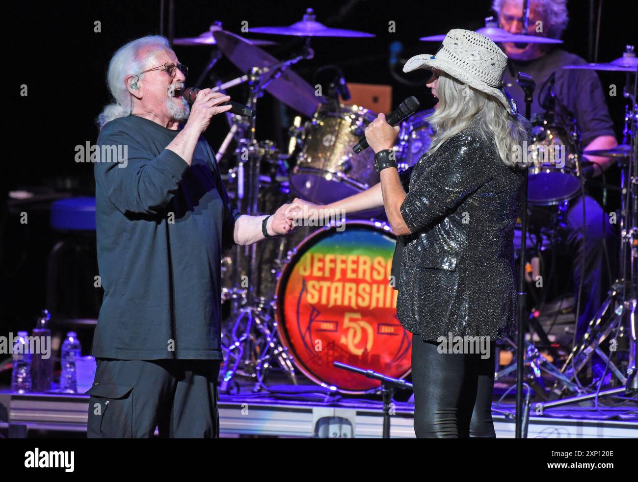 Sc. August 2024. Jefferson Starship, David Freiberg, Cathy Richardson auf der Bühne für Dave Masons Traffic Jam in Concert mit Jefferson Starship, Peace Concert Hall, Greenville, SC, 02. August, 2024. Quelle: Derek Storm/Everett Collection/Alamy Live News Stockfoto