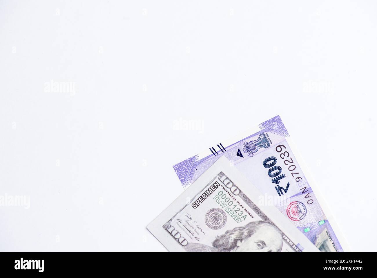 Wechselkurs US-Dollar und indische Währung. Nahaufnahme des US-Dollars und der indischen Währung. Stockfoto