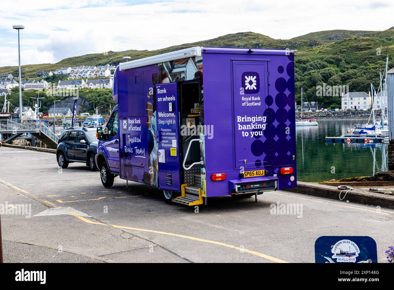 RBS Mobile Banking Transporter, der das Gebiet mit Finanzdienstleistungen der Royal Bank of Scotland versorgt. Der Minibus parkt am Hafen von Mallaig, die Zugangstür ist offen Stockfoto