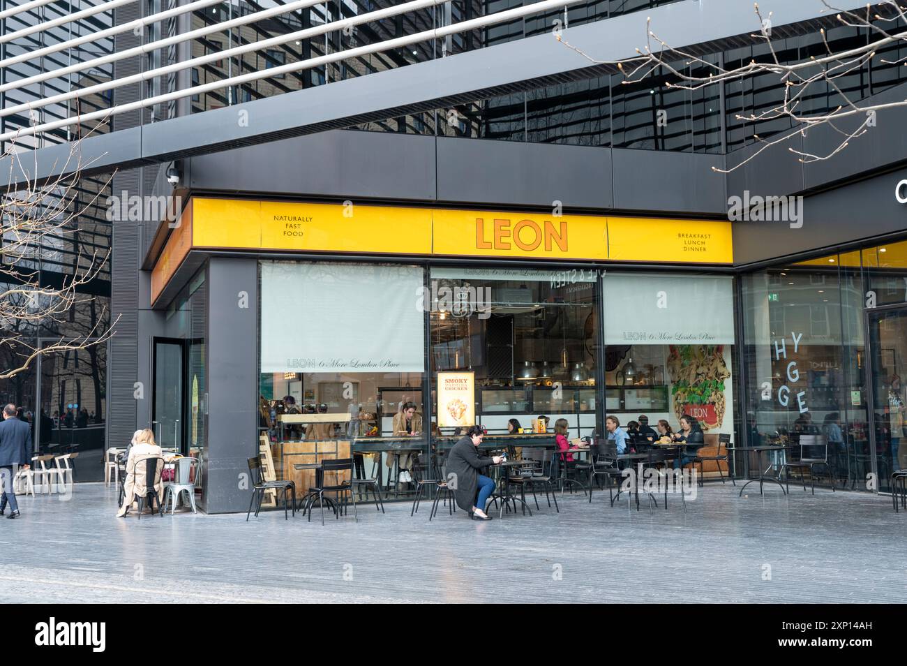 London, Großbritannien - 21. März 2024 : Vorderansicht des Leon Restaurants, einer Fast-Food-Kette mit Sitz in Großbritannien, die der EG Group gehört. London. UK. Stockfoto