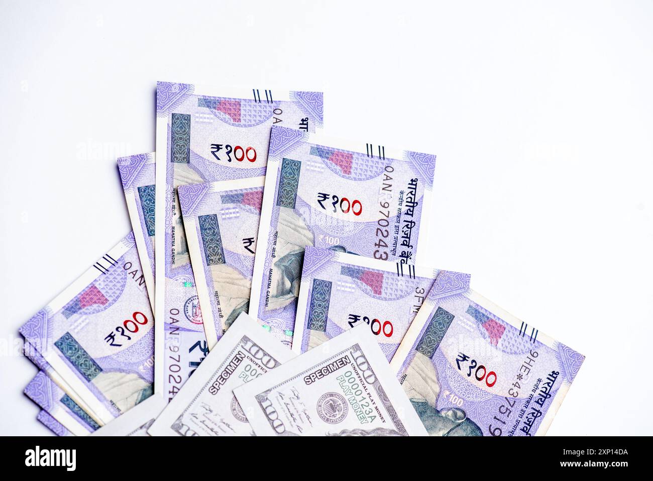Wechselkurs US-Dollar und indische Währung. Nahaufnahme der US-Dollar- und indischen Papierwährung. Stockfoto