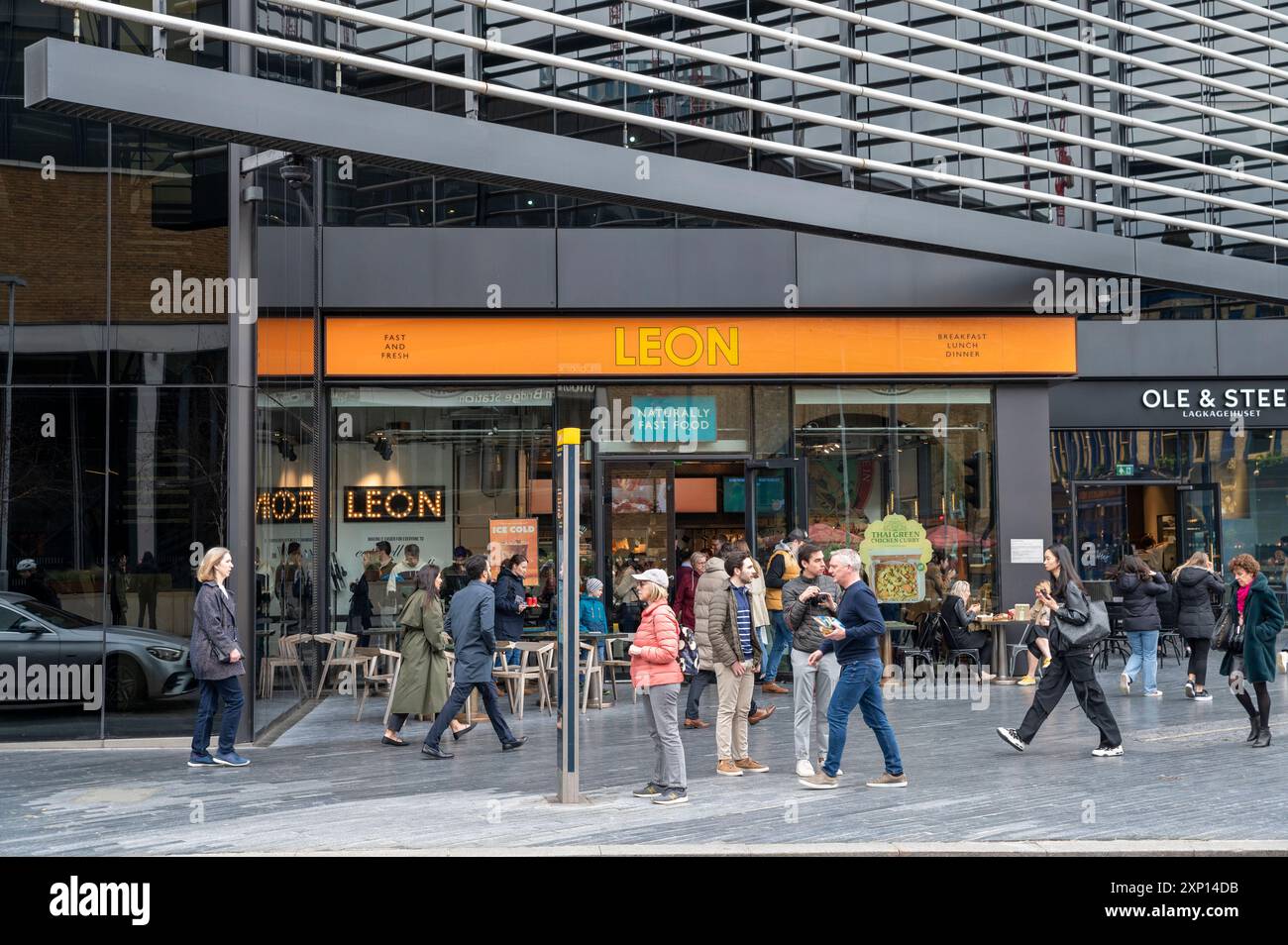 London, Großbritannien - 21. März 2024 : Vorderansicht des Leon Restaurants, einer Fast-Food-Kette mit Sitz in Großbritannien, die der EG Group gehört. London. UK. Stockfoto