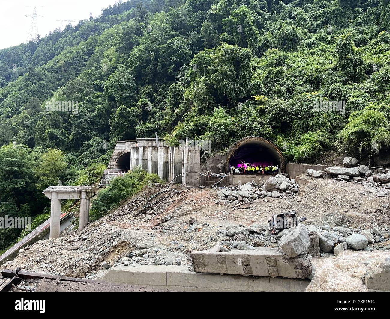 (240803) -- CHENGDU, 3. August 2024 (Xinhua) -- dieses am 3. August 2024 aufgenommene Foto zeigt die Einsturzstelle einer Tunnelbrücke am Abschnitt zwischen Kangding City und Luding County der Schnellstraße Ya'an-Kangding in der südwestlichen chinesischen Provinz Sichuan. Häuser wurden weggespült und Dorfbewohner verschwanden nach einer Sturzflut in der Provinz Sichuan im Südwesten Chinas am Samstag, sagten die örtlichen Behörden. Die Sturzflut ereignete sich an einem Abschnitt zwischen Kangding City und Luding County der Ya'an-Kangding Schnellstraße, was zu einem Einsturz der Tunnelbrücke und zum Sturz von Fahrzeugen führte, so die Ganzi Tibeter Stockfoto