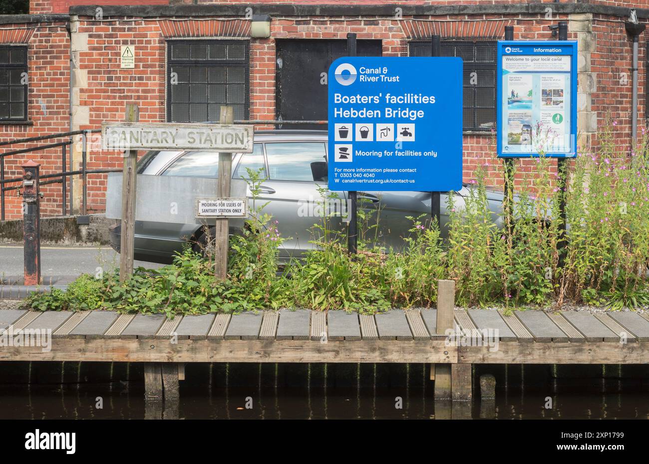 Bootsanleger oder Sanitärstation am Rochdale Canal in Hebden Bridge, Yorkshire, England, Großbritannien Stockfoto